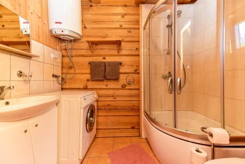 ein Badezimmer mit Dusche, Toilette und Waschbecken in der Unterkunft Stirnelės viensėdis in Stirniai