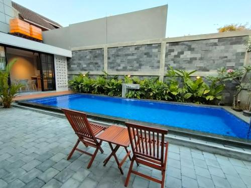 un patio con dos sillas y una piscina en Villa Penny II, en Batu