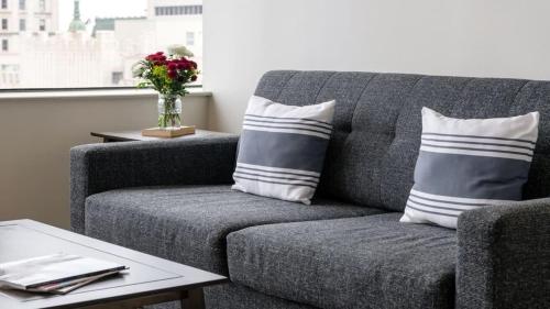 Et opholdsområde på 16th FL Bold CozySuites with pool gym #1