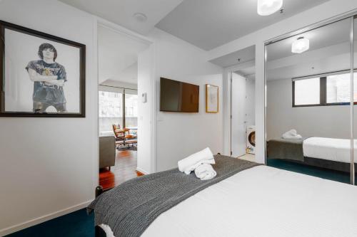 Ένα ή περισσότερα κρεβάτια σε δωμάτιο στο Luxury St Kilda Escape - Free Parking, Central Location