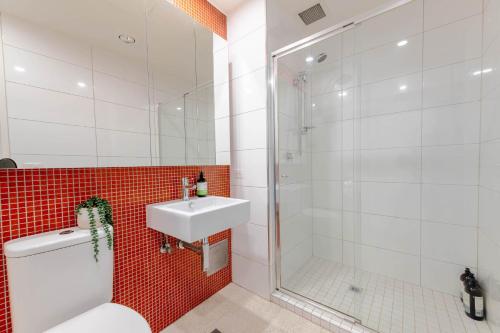 Ένα μπάνιο στο Luxury St Kilda Escape - Free Parking, Central Location