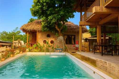 ein Swimmingpool vor einem Haus in der Unterkunft Mường Hịch Homestay in Mai Châu