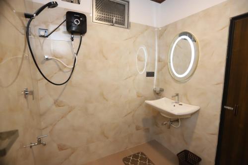 ein Badezimmer mit Dusche, Waschbecken und Spiegel in der Unterkunft Scenic Cottage Sigiriya in Sigiriya