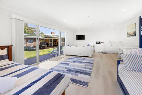 En eller flere senge i et værelse på Cedasands - Pet Friendly - 4 Mins Walk to Beach