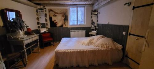 Ένα ή περισσότερα κρεβάτια σε δωμάτιο στο Gite Bellevue avec cheminée et bois offert