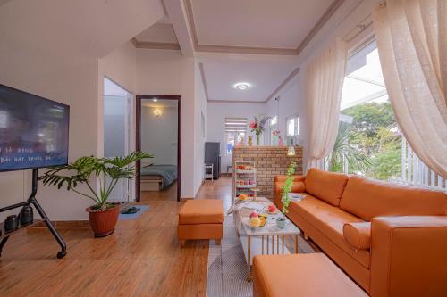 a living room with a couch and a flat screen tv at BB House Villa in Da Thanh
