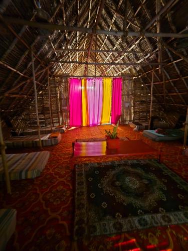 Ένα ή περισσότερα κρεβάτια σε δωμάτιο στο WoodPacker Hostel Pondicherry