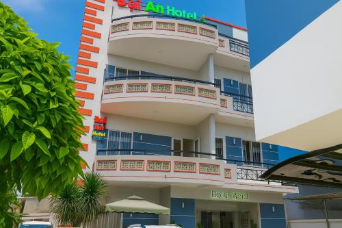 an apartment building with a balcony and a hotel at Đại An Hotel Bến Tre in Ben Tre