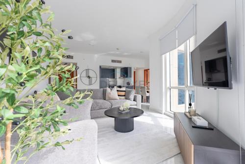 Lake-View Apartment Near City Centre Meaisem Mall, Just Minutes from Dubai Autodrome and ICC Cricket Stadium - The Crescent A, Dubai Production City by Deluxe Holiday Homes