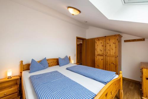 Giường trong phòng chung tại Fewo Brünnstein - Zimmer 65