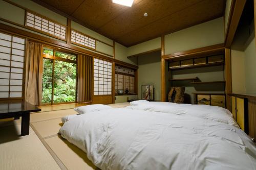 Giường trong phòng chung tại 康郷 箱根湯本101