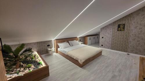 Un dormitorio con una cama y una planta. en Cazare Văleanca Lux, 