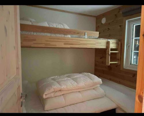 a bedroom with two bunk beds in a cabin at Pleasant mountain apartment in Røldal, with a view in Håra