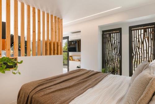 een woonkamer met een bed en een raam bij Vinothea Vista in Kefallonia