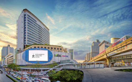 曼谷帕色哇公主酒店的享有城市美景,设有一座大型建筑