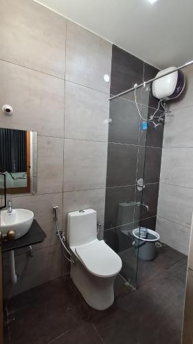 un baño con inodoro y lavabo en Forest Abode, en Yercaud