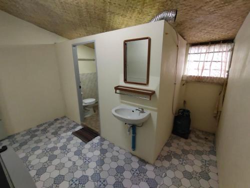 a bathroom with a sink and a mirror at ทองอุไรโฮมสเตย์ ณ แม่สาย in Mae Sai