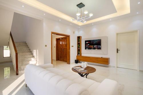 Luxury 5BR Villa in Mankhool BurDubai by dPie