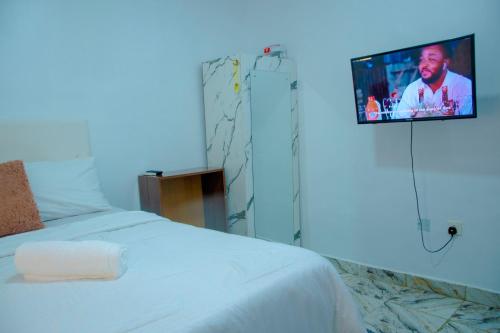 Ένα ή περισσότερα κρεβάτια σε δωμάτιο στο Cozy Modern Apartment with Free WiFi Netflix 1bed luxury Apartment, Adeniyi Jones 24hours Power 3min From the Airport