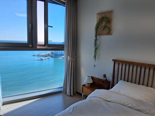 Ένα ή περισσότερα κρεβάτια σε δωμάτιο στο 광안쏠트