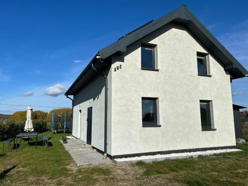 レダにあるCałoroczny domekの黒屋根白屋根