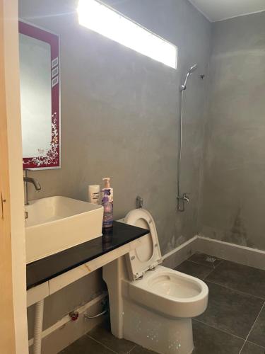 Phumĭ Kâoh RŏngにあるKoh Rong Lagoonのトイレ、洗面台、シャワー付きのバスルーム