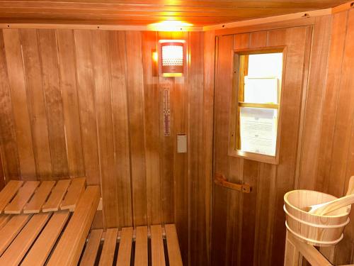 ザンクト・ブラージエンにあるFerienhaus Albmatte-Naturidyll am Fluss-Novemberaktion-Sauna inklusiveの部屋に窓とベンチがあるサウナ