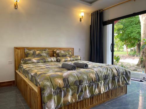 Phumĭ Kâoh RŏngにあるKoh Rong Lagoonの寝室に枕が2つ置かれたベッド