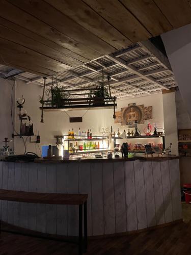 un bar dans un restaurant avec une personne debout au comptoir dans l'établissement The fun and fitness agro resort, à Mahānkāl
