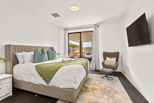 Ένα ή περισσότερα κρεβάτια σε δωμάτιο στο Spacious Family Coastal Retreat, 4br, Bbq