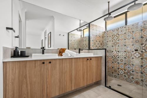 Ένα μπάνιο στο Spacious Family Coastal Retreat, 4br, Bbq