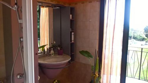 ラヴェーノ・モンベッロにあるCasa Miraのバスルーム(洗面台、トイレ付)