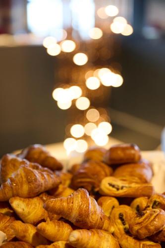 una pila de pasteles sentados sobre una mesa en Hôtel Taj-I Mah by Les Etincelles, en Arc 2000