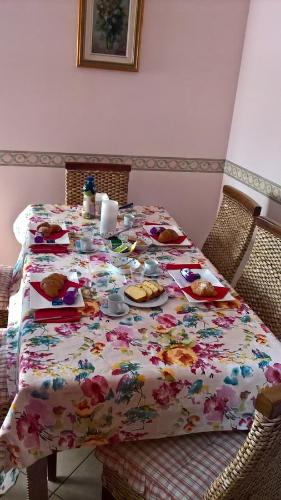 ラヴェーノ・モンベッロにあるCasa Miraのテーブル