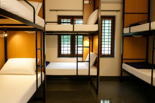 Una habitación con cuatro literas. en Avaiaa, en Varkala