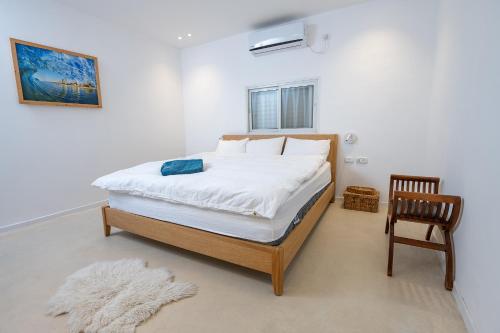 Postel nebo postele na pokoji v ubytování על הים - וילה מדהימה על יד החוף בבית ינאי