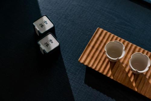two electrical devices are sitting on a table at Dali Rushi Jiuxi Sea View Holiday Inn in Dali Airport