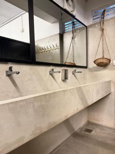 Un baño con dos lavabos y un espejo. en J Walker Hostel, en Weligama