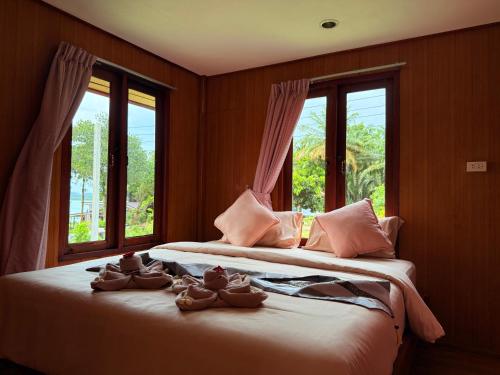 Ένα ή περισσότερα κρεβάτια σε δωμάτιο στο The Good View Koh Yao Noi