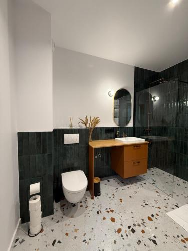 ein Badezimmer mit Toilette und Waschbecken in der Unterkunft Apartament 13 Zegrze - Rezydencja Zegrze in Zegrze