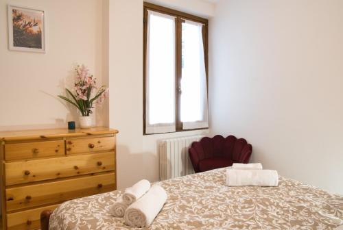 Ένα ή περισσότερα κρεβάτια σε δωμάτιο στο Lòbia Parrocchiale