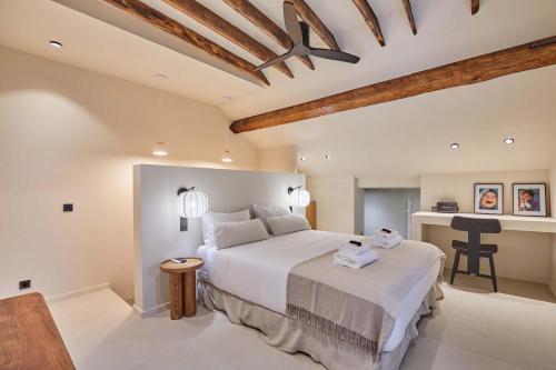 En eller flere senge i et værelse på Architect house Porte Maillot La Défense Arena