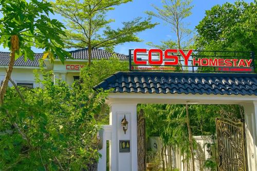 une maison avec un panneau en haut dans l'établissement Cosy Homestay Huế, à Hue