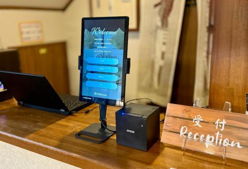 山中湖村にあるレイクピアエンゼル山中湖の机の上のノートパソコンとコンピューターモニター