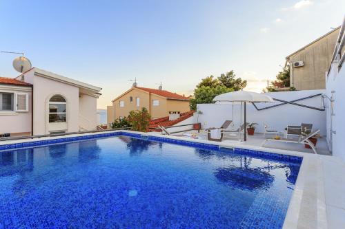 Seaside apartments with a swimming pool Rastici, Ciovo - 1084