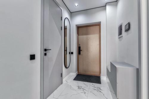 Отличный вариант рядом с Новым вокзалом في أستانا: ممر مع باب وأرضية من الرخام