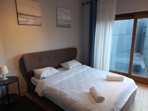 a bed with two towels on it in a bedroom at Résidence des sables in Brussels