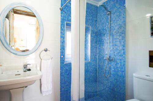 ein Badezimmer mit einer Dusche mit blauen Fliesen in der Unterkunft La Casa de Ethel en norte de España VV-2427-AS in Cangas de Onís