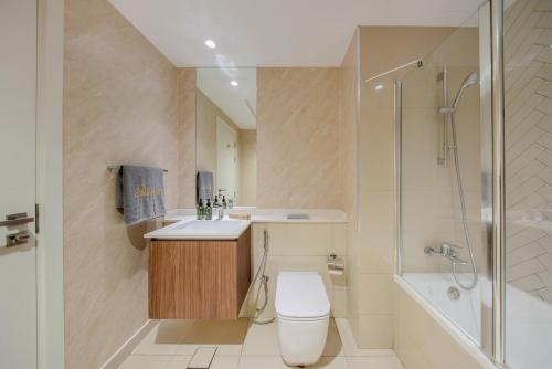 沙迦2BR Apartment in Al Zahia Sharjah- Attached to CityCenter的浴室里有马桶、洗手池和淋浴。