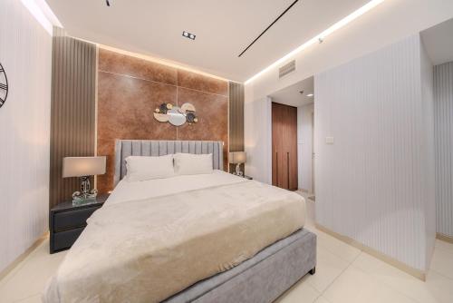 沙迦2BR Apartment in Al Zahia Sharjah- Attached to CityCenter的一间卧室设有一张大床和木墙